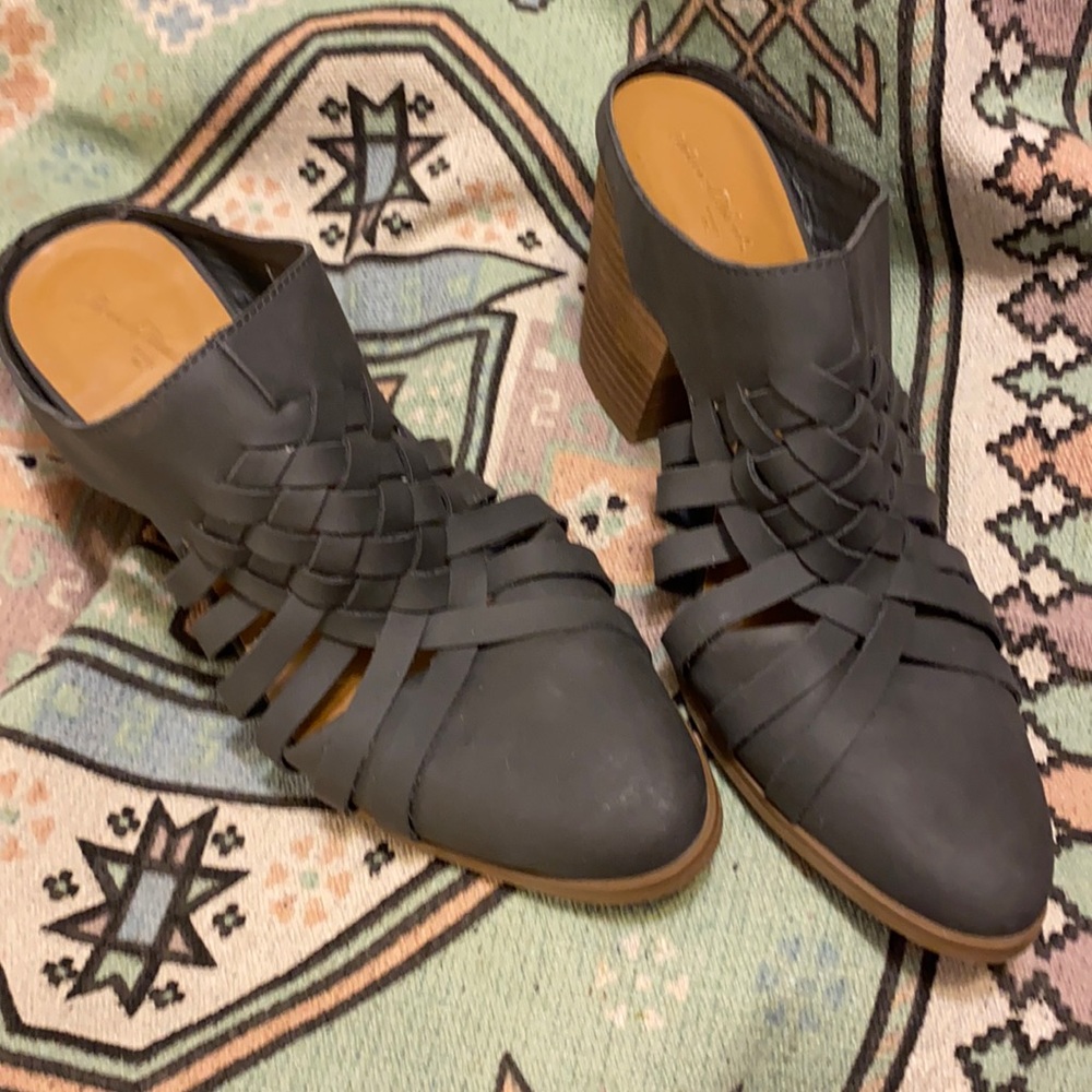 Universal Thread booties
